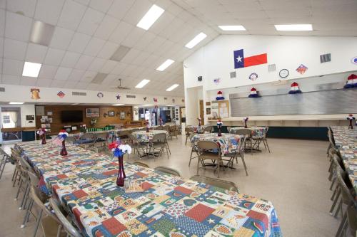 Sala de refeições, Medina Lake Camping Resort Cabin 4 in Lakehills (TX)