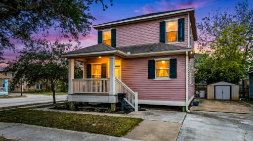 Summer Bliss,Blocks to the Beach-Midtown Galveston in Galveston, USA
