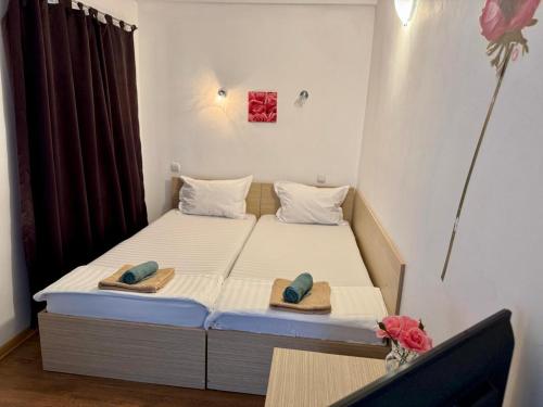 2 bedrooms, 3 beds