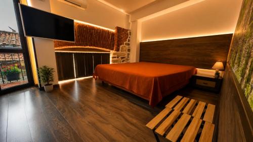 1 king bed, 2 twin beds