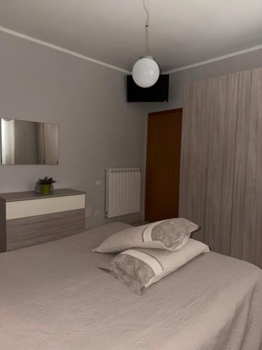 1 queen bed, 2 twin beds