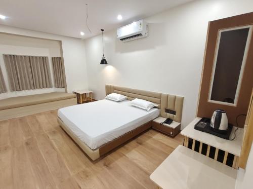 Hotel Krishiv- Sanand in 瓦斯納伊雅華