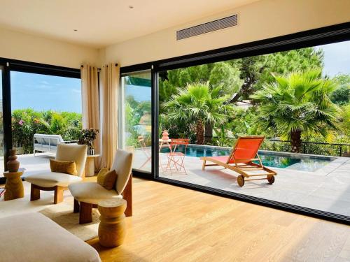 View, House with pool and sea view in Nice in Ventabrun