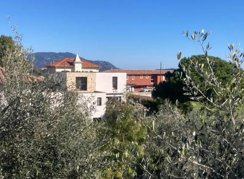 Exterior view, House with pool and sea view in Nice in Ventabrun