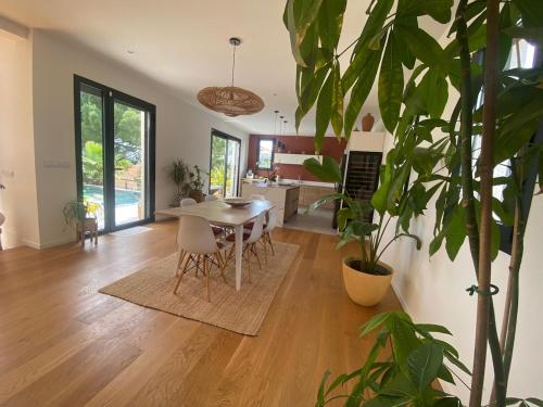 Lobby, House with pool and sea view in Nice in Ventabrun
