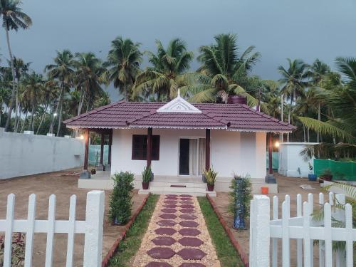 Ocean wings Traditional beach villa in Moonnupeedika