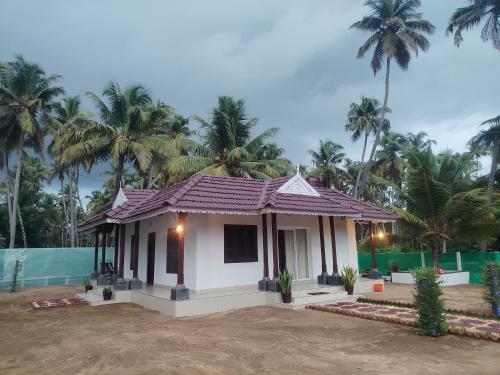 Ocean wings Traditional beach villa in Moonnupeedika