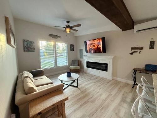Bait Shop Cabin - 1BR Retreat Near Lake Carly in Carlyle (IL)