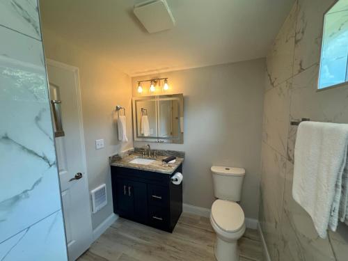 Bait Shop Cabin - 1BR Retreat Near Lake Carly in Carlyle (IL)