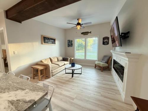 . Bait Shop Cabin - 1BR Retreat Near Lake Carly
