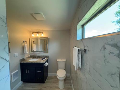 Bait Shop Cabin - 1BR Retreat Near Lake Carly in Carlyle (IL)
