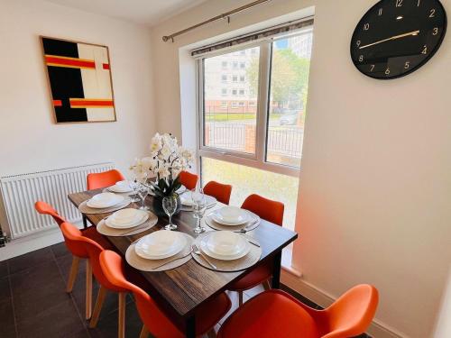 Beautiful 4-Bedroom House Near City Centre in Downtown