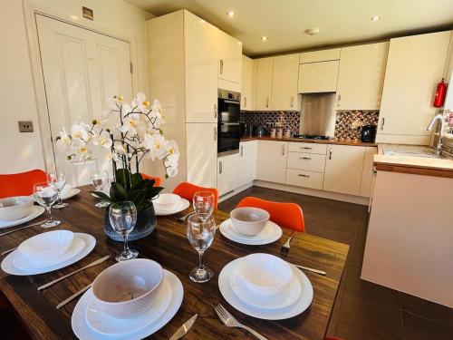Beautiful 4-Bedroom House Near City Centre in Downtown