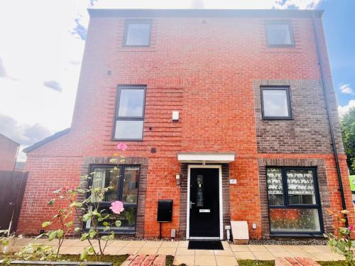 Beautiful 4-Bedroom House Near City Centre in Downtown