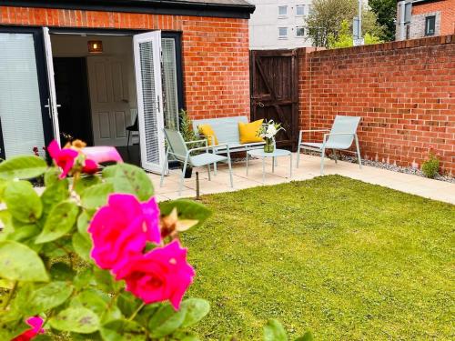 Beautiful 4-Bedroom House Near City Centre in Downtown