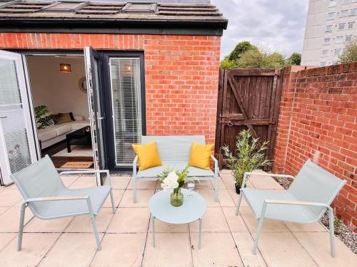 Beautiful 4-Bedroom House Near City Centre in Downtown