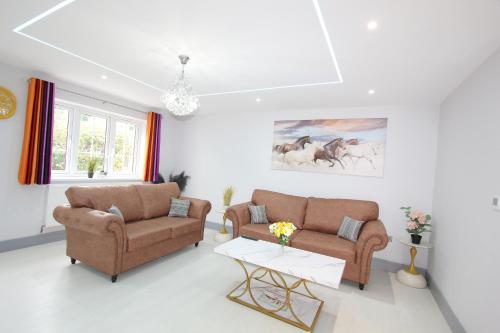 Elegant 4 Bed 3 Bath House & Parking by CozyNest – khách sạn tại Maiden Erlegh