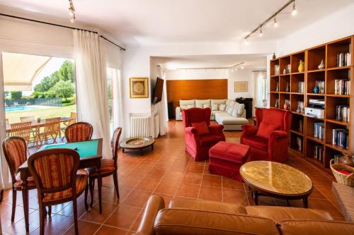 Koplietošanas atpūtas telpa ar TV, Catalunya Casas Luxury and Nature just 20km from L Escala beach in Les Olives