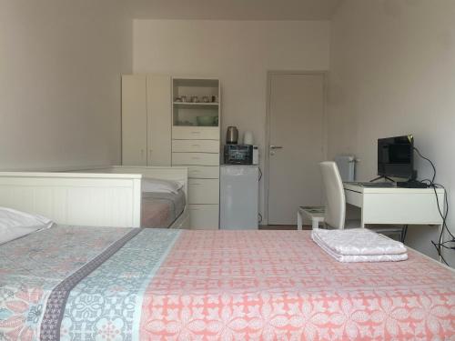 Mirela's Private Room with key, AC, lift & balcony in the center of Nice on the Cote d'Azur