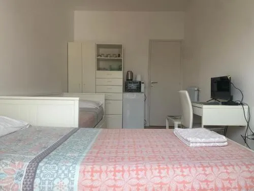 Mirela's Private Room with key, AC, lift & balcony in the center of Nice on the Cote d'Azur photo 2