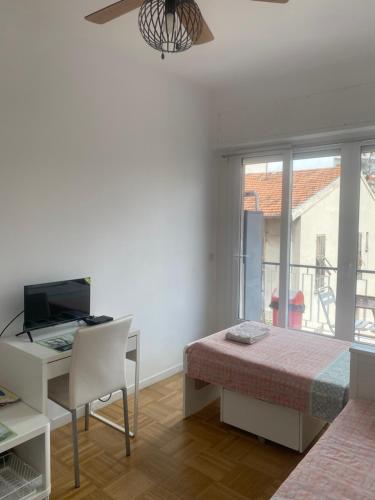 Mirela's Private Room with key, AC, lift & balcony in the center of Nice on the Cote d'Azur 4