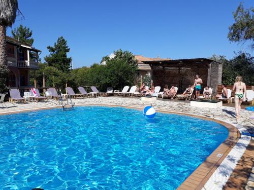 2BR Apt Balconies Pool 3 chambre d'hôte Dafnila