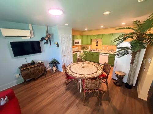 Historic Ziegler Inn and Suites with Whimsical Themed Rooms in 新伯恩 (NC)