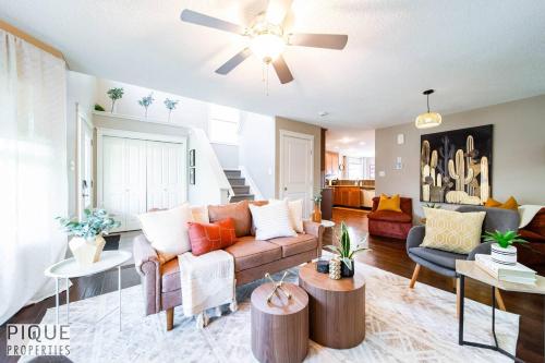 Chic 6BDRM Getaway - KingBed - Patio - BBQ - Garage - Wifi – khách sạn tại Southeast Edmonton