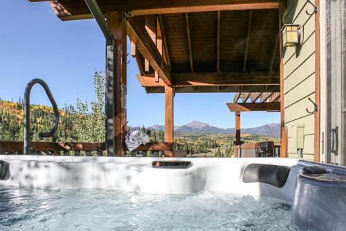 Byers Peak Mountain Escape – Winter Park Retreat with Scenic Views in Fraser, USA