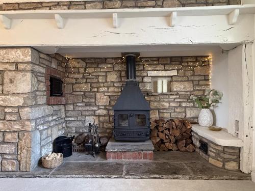 Countryside escape with hot tub & open fire in Norton Malreward