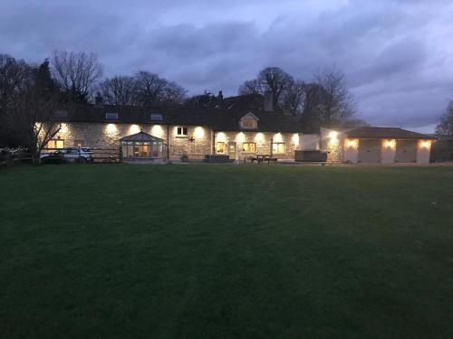 Countryside escape with hot tub & open fire in Norton Malreward