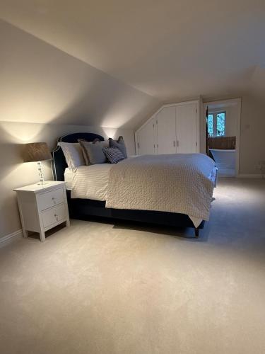 Countryside escape with hot tub & open fire in Norton Malreward