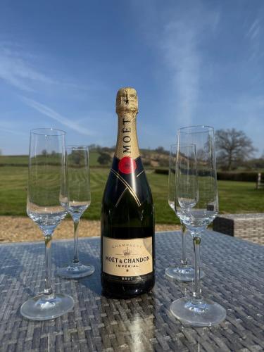 Countryside escape with hot tub & open fire in Norton Malreward