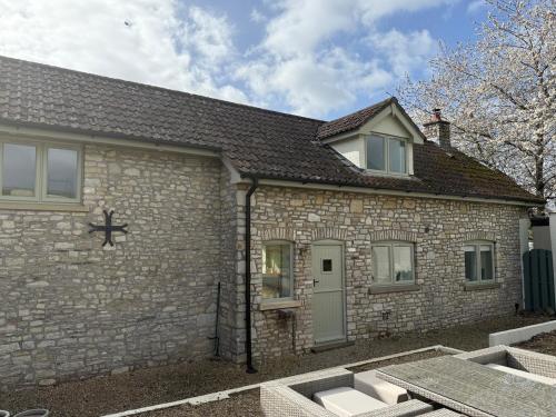 Countryside escape with hot tub & open fire in Norton Malreward