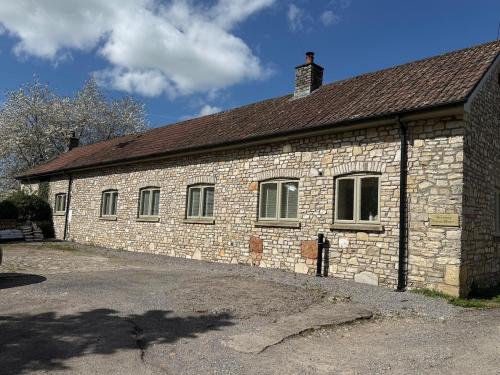 Countryside escape with hot tub & open fire in Norton Malreward
