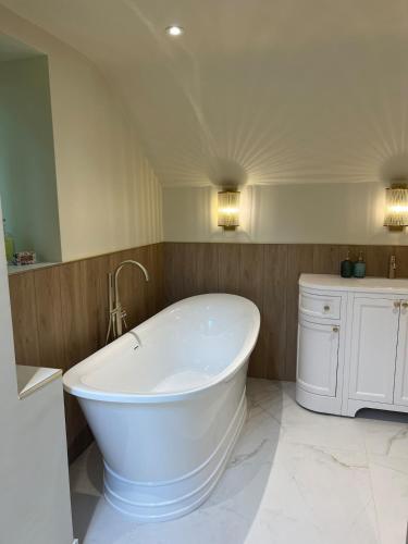 Countryside escape with hot tub & open fire in Norton Malreward