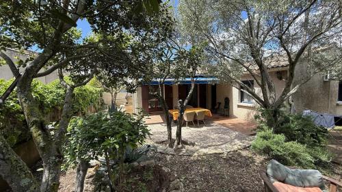 Maison chaleureuse et familiale avec jardin au calme à Avignon - Location saisonnière - Les Angles