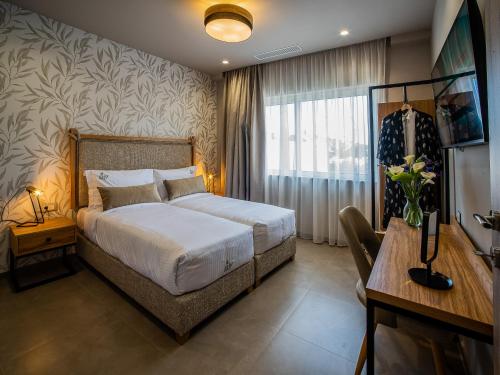 Ivy Residences with Pool in Agia Varvara