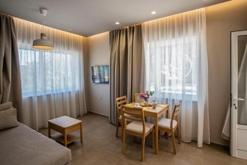 Ivy Residences with Pool in Agia Varvara