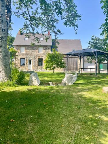 Grande maison Normande au bord de la voie verte – khách sạn tại Isigny-le-Buat