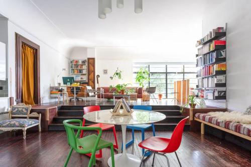 Modernist Period Apartment and Design Oasis near O2 & Excel, Лондон