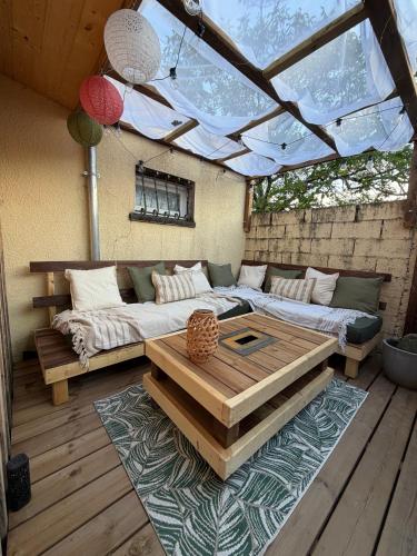 Studio chaleureux, massage, terrasse privé, barbecue et balneo (Studio chaleureux, massage, terrasse prive, barbecue et balneo) in Lamarque