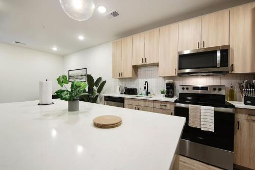 Modern Apt w/ HULU Gym & Parking Near Shopping - image 8