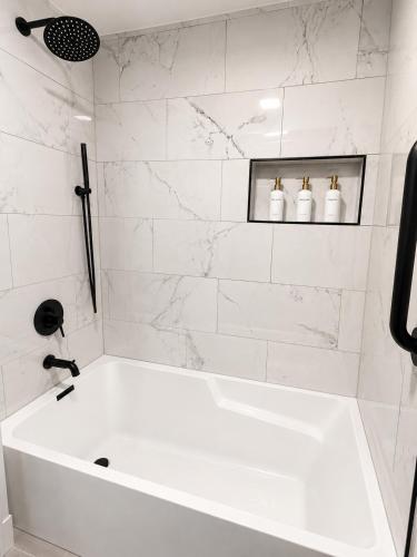 Fürdőszoba, 3BR Luxury Wine Country Escape in Bothell