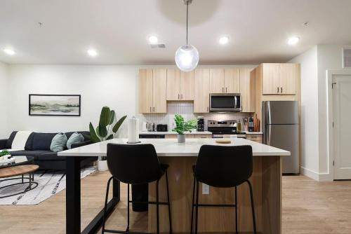 Modern Apt w/ HULU Gym & Parking Near Shopping - image 5
