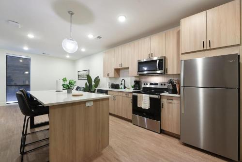 Modern Apt w/ HULU Gym & Parking Near Shopping - image 9