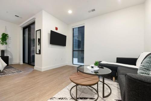 Modern Apt w/ HULU Gym & Parking Near Shopping - image 4