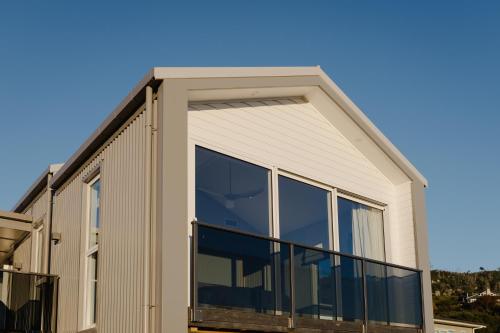 Hotelli välisilme, Stunning new Bach with Lake views in Kinloch