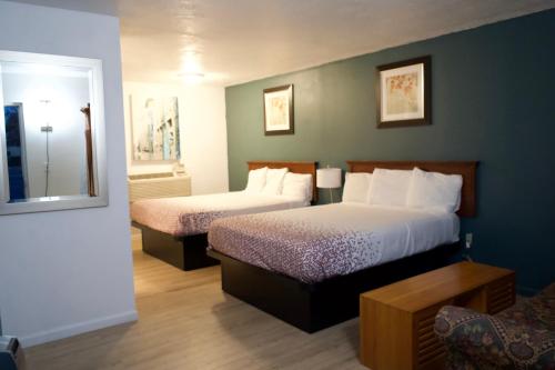 2 queen beds