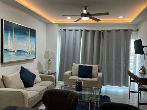 Estancia Pacífika Modern lakefront apartment